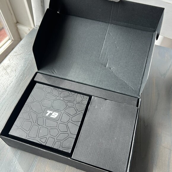 4K Streaming with T9 Android TV Box - 4GB RAM, 32GB Storage, Compact & Powerful - Picture 3 of 11